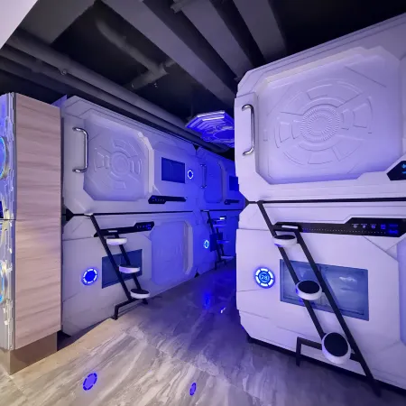 Jianpuke Space Capsule Backpacker Hostel Отели рядом с достопримечательностью «Пляж Victory»