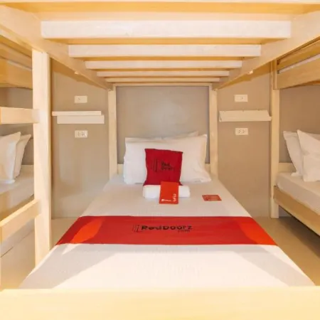 RedDoorz @ Laiya Vivo Hotel Batangas Отели в г. Сан Хуан
