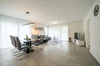 Modern Swiss Apt | spacious garden + parking - Homestays