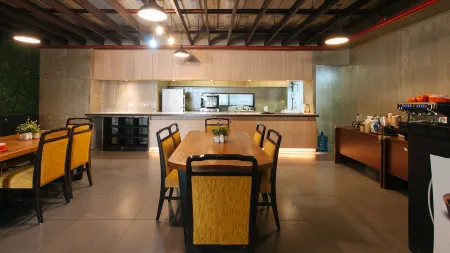 RedDoorz @ Insular Square Mandaue City Отели рядом с достопримечательностью «Себу Докторс Юниверсити»