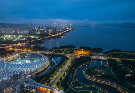 [이슈 호텔의 프로젝터가 설치된 객실]