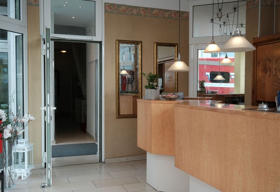 3. Hotel Re..