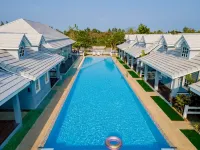 The Memory Luxury Resort Hotels near Chaosamran Beach