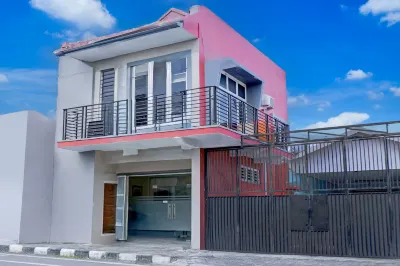 Hotel O Stasiun Tegal Near Alun-Alun  Formerly Lumina Guest House Hotel di Adiwerna