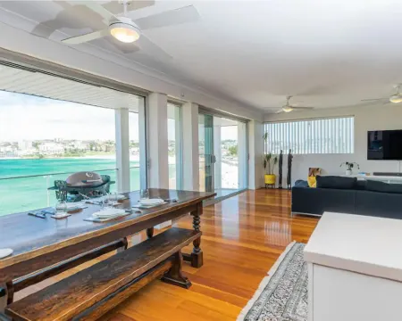 Ocean view luxury 3 bedroom home with balcony Hotels in North Bondi