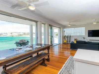 Ocean view luxury 3 bedroom home with balcony Bondi/본디 호텔