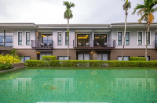 โรงแรม เดอะ เลค ฉลอง