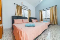 Batu Pahat w Pool table & Karaoke Villa 4BR 16pax Hotels in Parit Raja