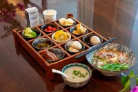 Libo Xiaoqikong Manga Rhythm: Thirteen Months Meeting in the Courtyard