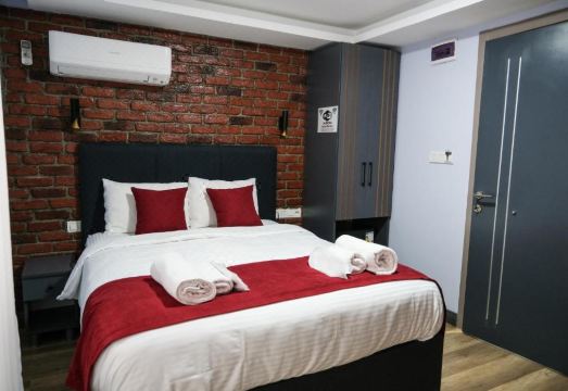 옐로우 맨션 호텔의 깔끔한 객실 모습