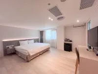 長弘時尚旅店-台中文心館 鄰近魚的世界(嶺東店)/蝦兵蟹將(嶺東一店)的酒店