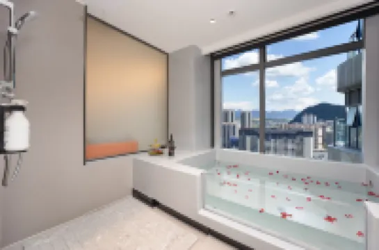 Bairan Private Hot Spring Smart Cinema Design Hotel (Xingyi Jushan Square Huijin Center) โรงแรมในซิงอี้