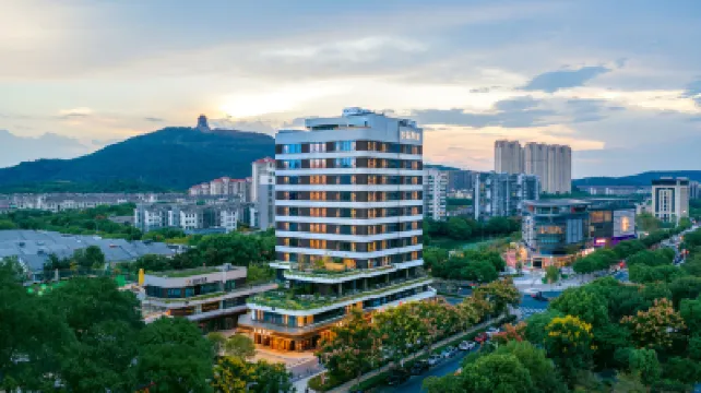 Crystal Orange Huzhou Renhuang Mountain Hotels near Fahua Temple