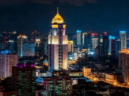 Radisson RED Wuhan Jianghan Road Pedestrian Street Riverside Отели рядом с достопримечательностью «Qingchuan Pavilion Park»