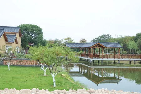 Bamboo Hidden Leisure · Courtyard Resort Отели рядом с достопримечательностью «Yang Zhenning Former Residence»