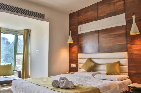 HOTEL SUN 'N' SHINE Отели рядом с достопримечательностью «Ghogha Beach»