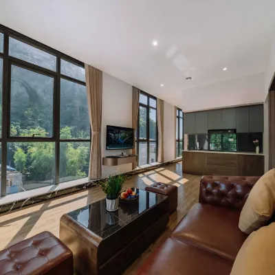 Viet Hoa Hotel & Residence Cat Ba - Rooftop Pool Отели рядом с достопримечательностью «Порт Cat Ba»