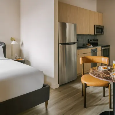 LIVN West Loop Chicago Hotels near Douglas Park
