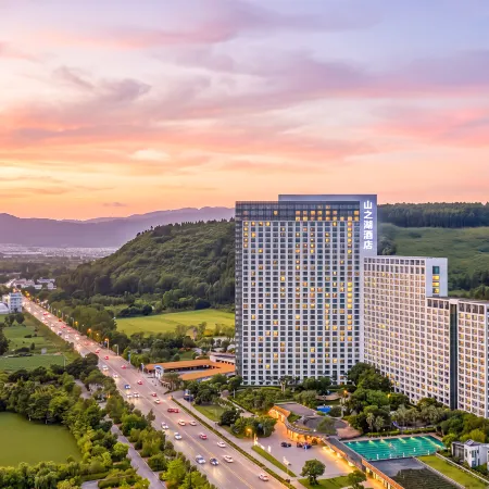 Fuxian Lake Mountain Lake Hotel