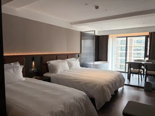 Jun Yue Light Luxury Homestay (Jiaxiu Tower Qingyun Market) - جاكوزي