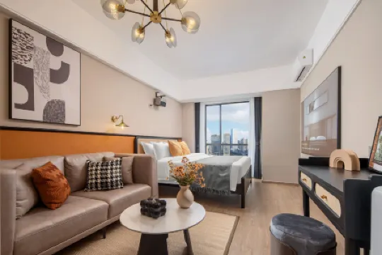 Golden Ju Hotel (Wuyi Square South Gate Subway Station) Отели рядом с достопримечательностью «Фейерверк Чжоу Цзы»