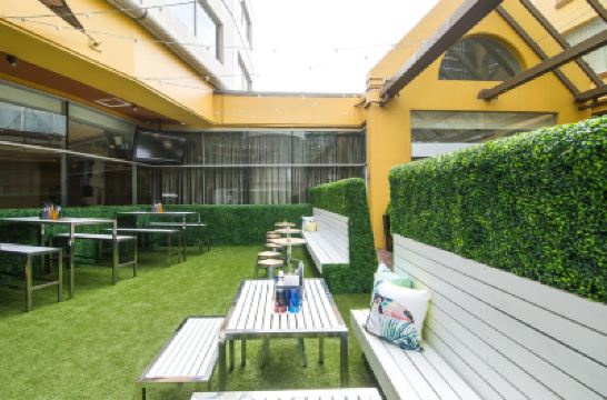 庭 ホリデイ イン ポッツ ポイントの写真