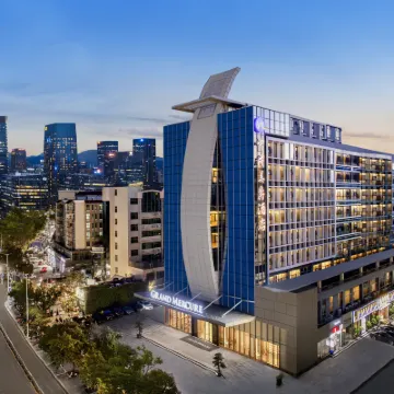 Grand Mercure Shenzhen Nanshan Hotels near Shenzhen Bay Park
