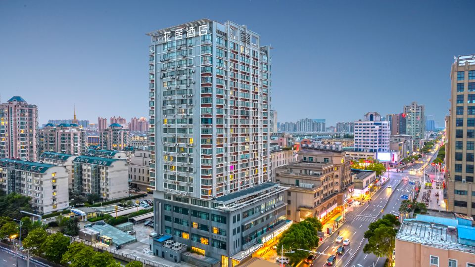 Huaju Hotel (Wenfeng World Store, Middle Jianghai Road, Qidong)