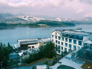 Lakefront Yayuan Hot Spring Hotel