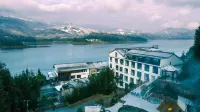 Lakefront Yayuan Hot Spring Hotel