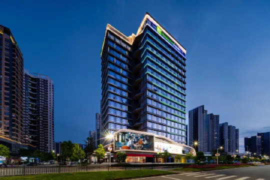 Holiday Inn Express Kwah Plaza Jiangmen East Station Отели рядом с достопримечательностью «Donghu Park»