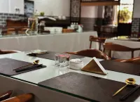 Linhan Yaji Resort Hotel (Jianshui Ancient City East Gate)