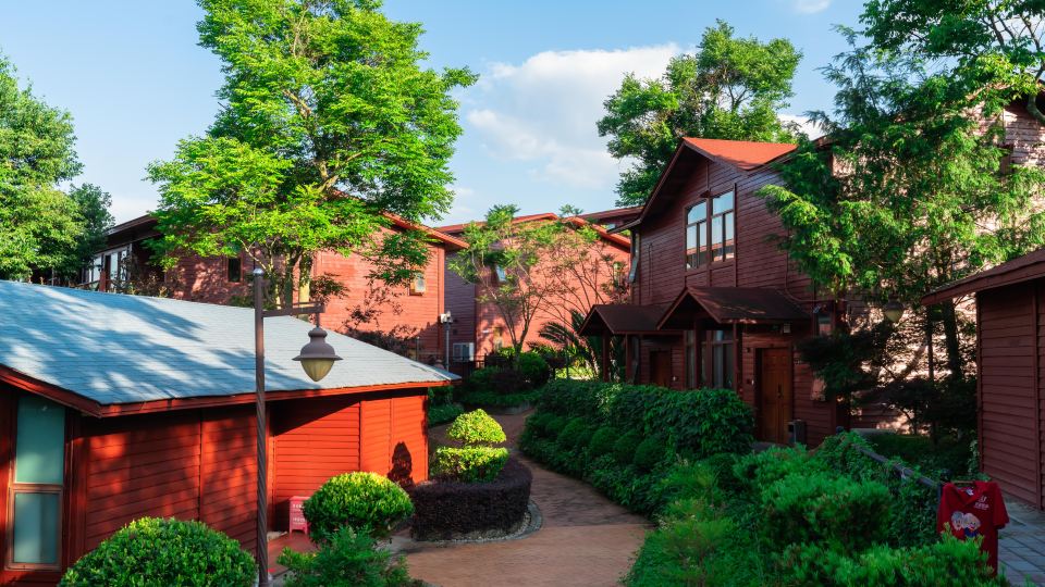 Shiquan Village Wooden House Hotel