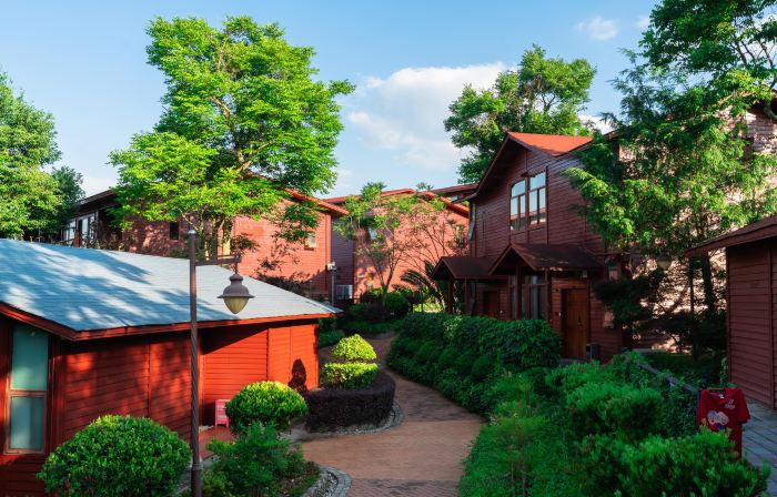 Shiquan Village Wooden House Hotel