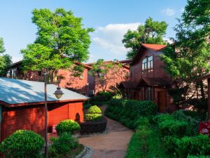 Shiquan Village Wooden House Hotel