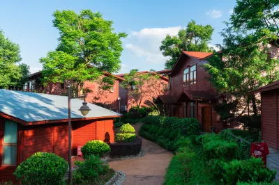 Shiquan Village Wooden House Hotel