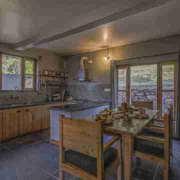 BluSalz Collection - Kuriyana Stay, Mussoorie - Uttrakhand Dining/Meeting Rooms