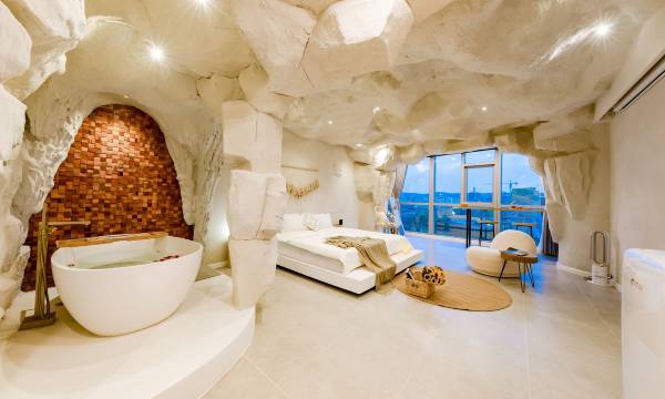 Huarong Designer Homestay (Kunming South Railway Station Colorful Yunnan Diyicheng Branch)