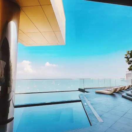 EDGE Sea View Holiday Inn Central Pattaya SEA