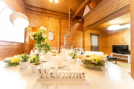 Awaji Seaside Log House Отели рядом с достопримечательностью «HELLO KITTY APPLE HOUSE»