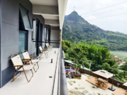 Half-Mountain Listening to the Rain Homestay