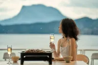 Lugu Lake Front Lake·Yueyao Lakeview Resort Hotel Hotels in Ninglang