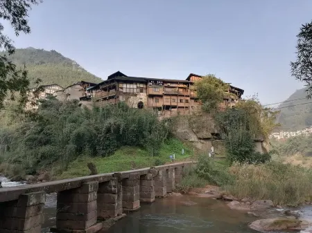 Chishuimu Elegant Restaurant Diaojiaolou Inn Отели рядом с достопримечательностью «Chishui Danxia Tourist Area Buddha Light Rock»