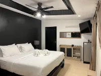 Big Boys' Bed & Burger - Patong Beach - Strand