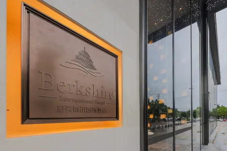 Berkshire International Hotel (Xinhua Ideal City Store at Enshi Airport)