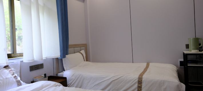 Xinshanminsu Hotels in Luqu