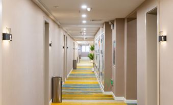 Huaren Yiju Cloud Hotel (Yiyang Guomao Building Branch)