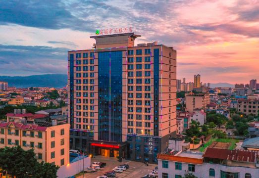 瑞丽泊雅温泉酒店外景图