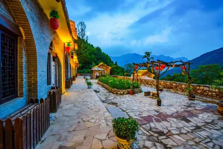 Mount Yunqiu Yaodong Courtyard