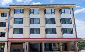 Wen Ruo Gongga No.1 Scenic Courtyard